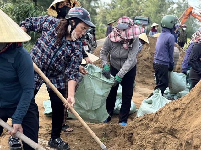 Hà Tĩnh: Hàng trăm người dân ra quân đắp đá làm kè ứng phó với bão số 5- Ảnh 3. Hà Tĩnh: Hàng trăm người dân ra quân đắp đá làm kè ứng phó với bão số 5- Ảnh 3.