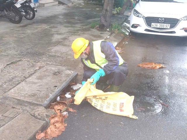 Những người thầm lặng giữ an toàn cho Đà Nẵng trong mưa bão- Ảnh 5. Những người thầm lặng giữ an toàn cho Đà Nẵng trong mưa bão- Ảnh 5.