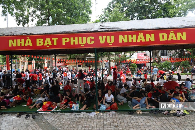 Biển người đội mưa chờ xem tổng hợp luyện diễu binh, diễu hành lần 2- Ảnh 4. Biển người đội mưa chờ xem tổng hợp luyện diễu binh, diễu hành lần 2- Ảnh 4.