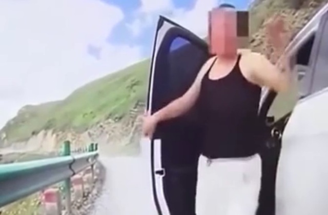 Lái ô tô chạy lấn làn, nữ tài xế vung chân đá vào đuôi xe máy - Ảnh 1.