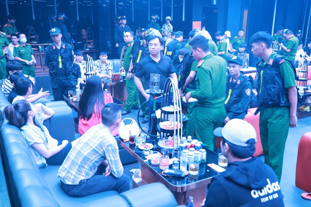 Khởi tố 39 bị can sau vụ kiểm tra 2 quán bar ở Quảng Trị- Ảnh 1.