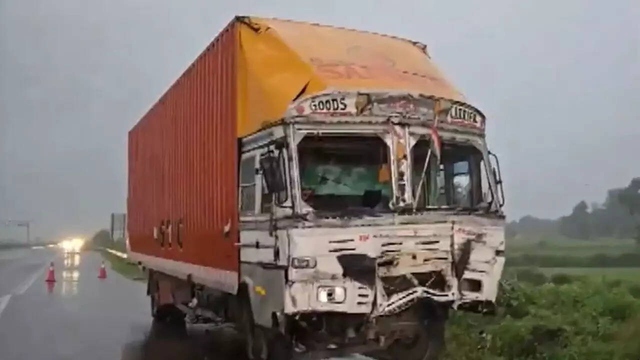 Xe tải đâm vào xe kéo khiến 8 người tử vong, 43 người bị thương - Ảnh 1.