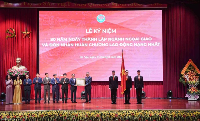 Ngành Ngoại giao đón nhận Huân chương Lao động hạng Nhất- Ảnh 1.