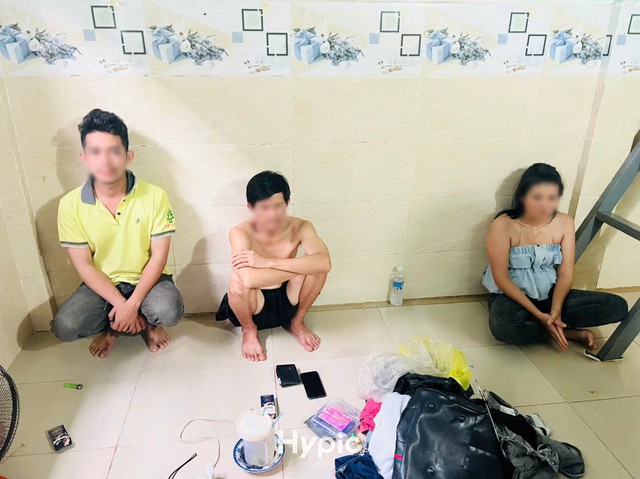 Đang được tại ngoại, nữ 9X tiếp tục làm điều sai trái cùng 2 gã trai trong phòng trọ- Ảnh 1. Đang được tại ngoại, nữ 9X tiếp tục làm điều sai trái cùng 2 gã trai trong phòng trọ- Ảnh 1.