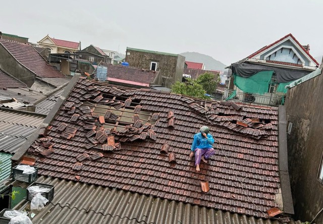 Phó thủ tướng Chính phủ Trần Hồng Hà kiểm tra, động viên nhân dân Hà Tĩnh sau bão số 5- Ảnh 1. Phó thủ tướng Chính phủ Trần Hồng Hà kiểm tra, động viên nhân dân Hà Tĩnh sau bão số 5- Ảnh 1.
