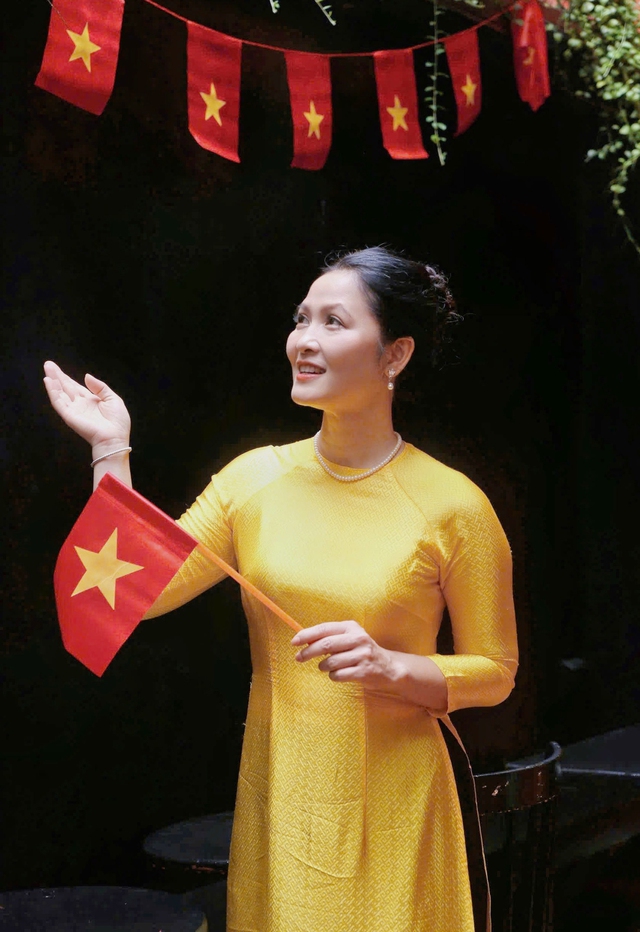 Diễn viên Đinh Thuý Hà khi diện áo dài trong Mưa Đỏ: Giữ trọn nét đẹp nền nã, phúc hậu làm say lòng khán giả- Ảnh 8. Diễn viên Đinh Thuý Hà khi diện áo dài trong Mưa Đỏ: Giữ trọn nét đẹp nền nã, phúc hậu làm say lòng khán giả- Ảnh 8.