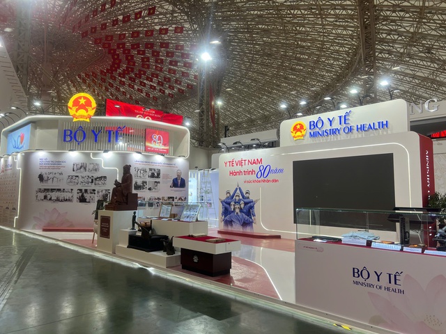 Xuyên không gian, trải nghiệm 80 năm y tế Việt Nam bằng công nghệ VR- Ảnh 1. Xuyên không gian, trải nghiệm 80 năm y tế Việt Nam bằng công nghệ VR- Ảnh 1.