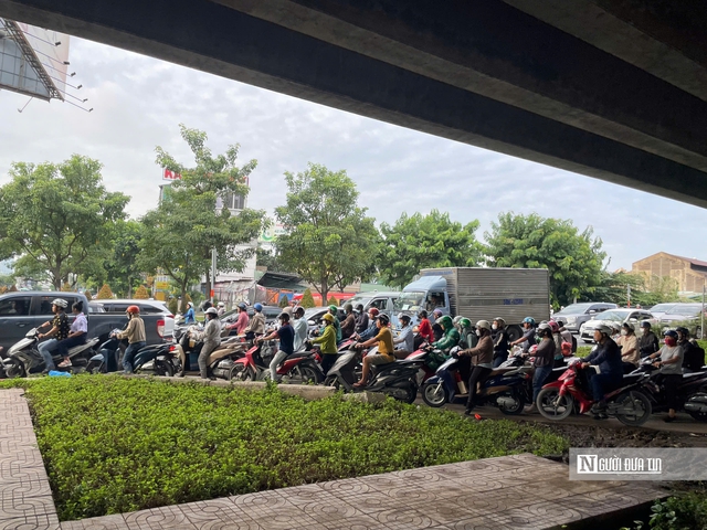 Người dân vất vả qua cầu Bình Triệu 1 trong ngày đầu cấm xe- Ảnh 2. Người dân vất vả qua cầu Bình Triệu 1 trong ngày đầu cấm xe- Ảnh 2.