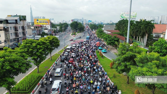 Người dân vất vả qua cầu Bình Triệu 1 trong ngày đầu cấm xe- Ảnh 4. Người dân vất vả qua cầu Bình Triệu 1 trong ngày đầu cấm xe- Ảnh 4.