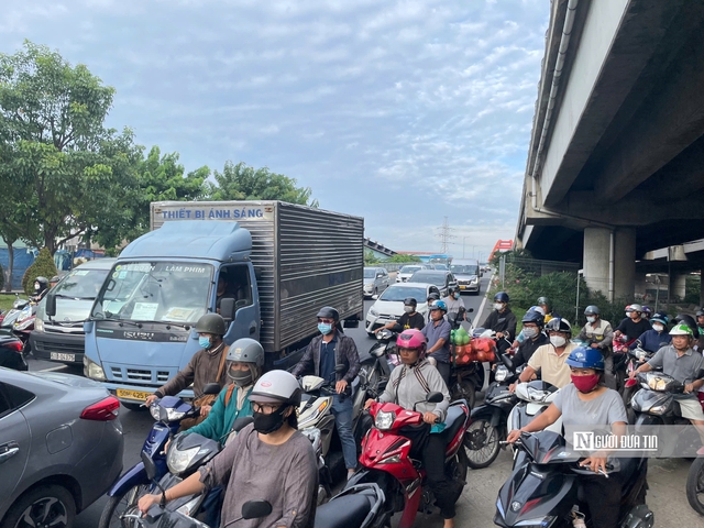 Người dân vất vả qua cầu Bình Triệu 1 trong ngày đầu cấm xe- Ảnh 6. Người dân vất vả qua cầu Bình Triệu 1 trong ngày đầu cấm xe- Ảnh 6.