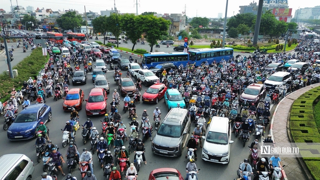 Người dân vất vả qua cầu Bình Triệu 1 trong ngày đầu cấm xe- Ảnh 7. Người dân vất vả qua cầu Bình Triệu 1 trong ngày đầu cấm xe- Ảnh 7.