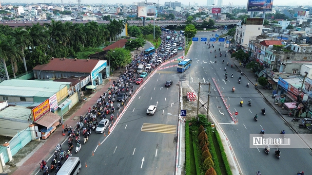 Người dân vất vả qua cầu Bình Triệu 1 trong ngày đầu cấm xe- Ảnh 8. Người dân vất vả qua cầu Bình Triệu 1 trong ngày đầu cấm xe- Ảnh 8.
