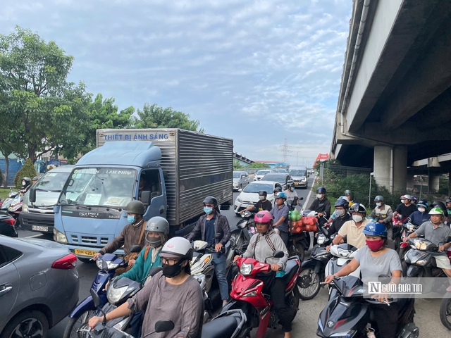Người dân vất vả qua cầu Bình Triệu 1 trong ngày đầu cấm xe- Ảnh 9. Người dân vất vả qua cầu Bình Triệu 1 trong ngày đầu cấm xe- Ảnh 9.