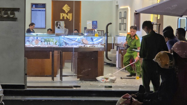 Hành trình 15 giờ theo dấu, bắt giữ kẻ cướp tiệm vàng ở Đà Nẵng- Ảnh 1. Hành trình 15 giờ theo dấu, bắt giữ kẻ cướp tiệm vàng ở Đà Nẵng- Ảnh 1.