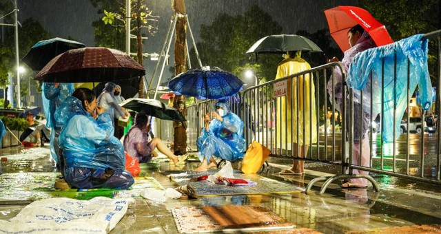 Bất chấp trời mưa, người dân "trải bạt giữ chỗ" xuyên đêm chờ xem sơ duyệt diễu binh, diễu hành - Ảnh 4.