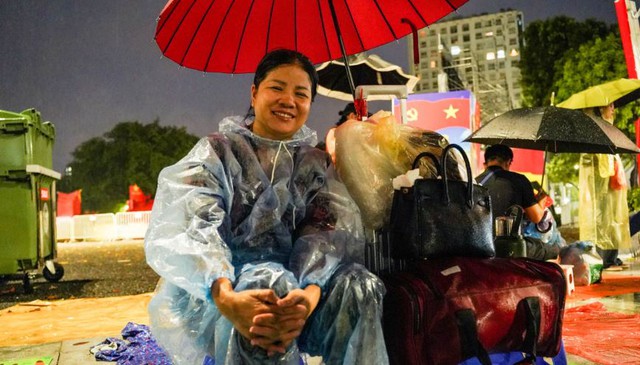 Bất chấp trời mưa, người dân "trải bạt giữ chỗ" xuyên đêm chờ xem sơ duyệt diễu binh, diễu hành - Ảnh 7.