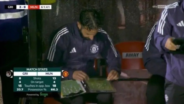 Amorim bị chỉ trích vì loay hoay sử dụng bảng chiến thuật trong. (Nguồn: Sky Sports) Amorim bị chỉ trích vì loay hoay sử dụng bảng chiến thuật trong. (Nguồn: Sky Sports)