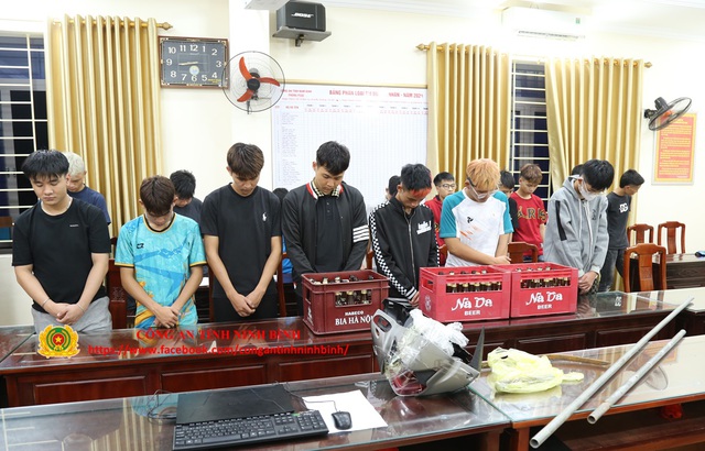 Triệu tập 2 nhóm thanh thiếu niên mang hung khí gây "náo loạn" đường phố- Ảnh 1. Triệu tập 2 nhóm thanh thiếu niên mang hung khí gây "náo loạn" đường phố- Ảnh 1.
