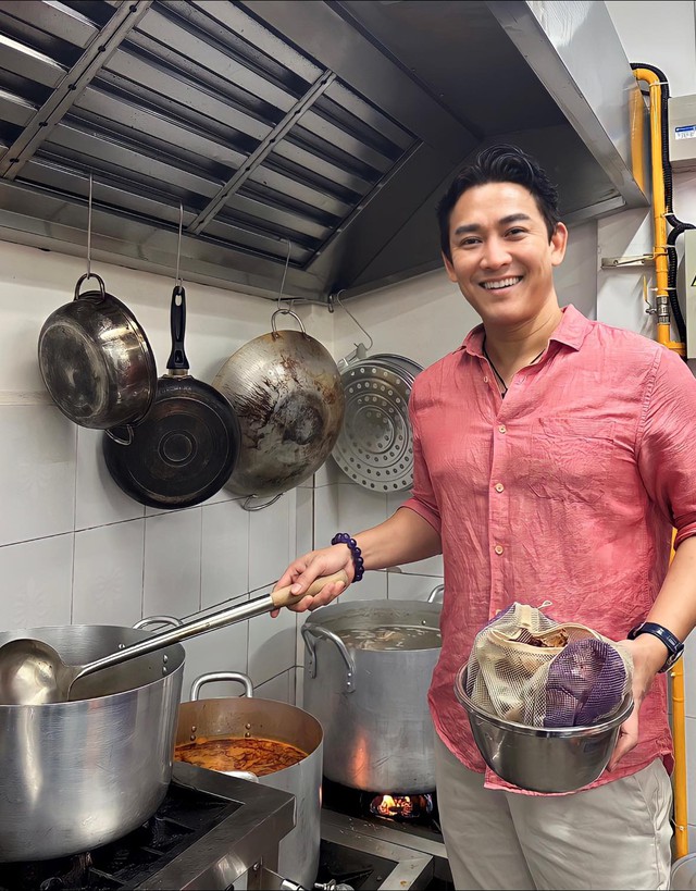 Nam thần đình đám showbiz vai Thiếu tá quân y trong "Mưa đỏ", U50 vẫn độc thân vì lý do đặc biệt- Ảnh 11. Nam thần đình đám showbiz vai Thiếu tá quân y trong "Mưa đỏ", U50 vẫn độc thân vì lý do đặc biệt- Ảnh 11.