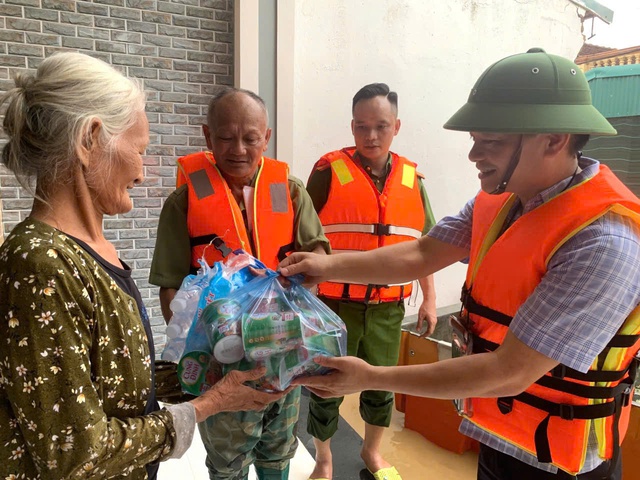 Lý do Cảnh sát giao thông Thanh Hóa từ chối hỗ trợ người dân về nhà trong lúc lũ chảy xiết- Ảnh 1. Lý do Cảnh sát giao thông Thanh Hóa từ chối hỗ trợ người dân về nhà trong lúc lũ chảy xiết- Ảnh 1.