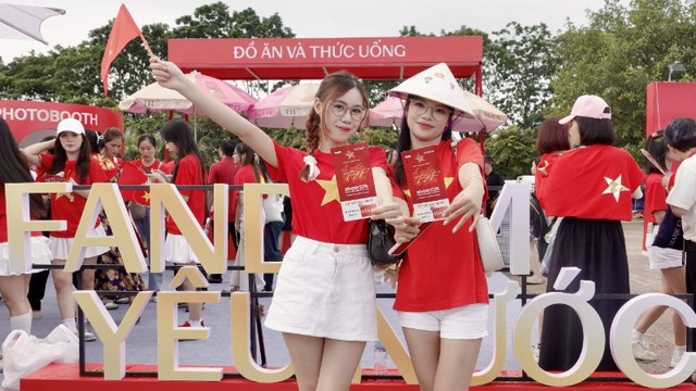 Các bạn trẻ check-in tại gian hàng Fandom Yêu nước với tấm vé chương trình “Tổ quốc trong tim” trên tay. (Ảnh: BTC) Các bạn trẻ check-in tại gian hàng Fandom Yêu nước với tấm vé chương trình “Tổ quốc trong tim” trên tay. (Ảnh: BTC)