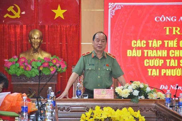 Khen thưởng lực lượng phá nhanh vụ cướp tiệm vàng- Ảnh 1. Khen thưởng lực lượng phá nhanh vụ cướp tiệm vàng- Ảnh 1.