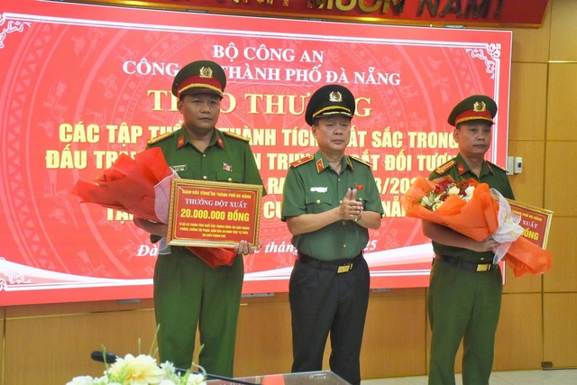 Khen thưởng lực lượng phá nhanh vụ cướp tiệm vàng- Ảnh 2. Khen thưởng lực lượng phá nhanh vụ cướp tiệm vàng- Ảnh 2.