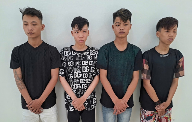 Mang hung khí tìm người đi đường để đánh, 4 đối tượng bị khởi tố- Ảnh 1. Mang hung khí tìm người đi đường để đánh, 4 đối tượng bị khởi tố- Ảnh 1.