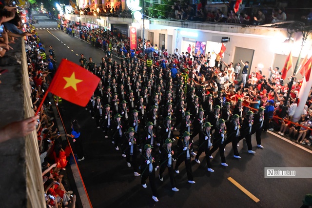 Các khối diễu binh "đi giữa lòng nhân dân"- Ảnh 7. Các khối diễu binh "đi giữa lòng nhân dân"- Ảnh 7.