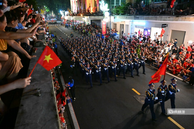 Các khối diễu binh "đi giữa lòng nhân dân"- Ảnh 14. Các khối diễu binh "đi giữa lòng nhân dân"- Ảnh 14.