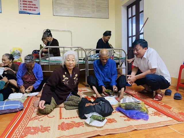 “Phụng sự nhân dân” vượt qua cơn bão lịch sử (2): Lao vào mưa gió, bảo vệ người dân- Ảnh 3. “Phụng sự nhân dân” vượt qua cơn bão lịch sử (2): Lao vào mưa gió, bảo vệ người dân- Ảnh 3.