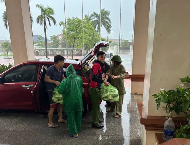 “Phụng sự nhân dân” vượt qua cơn bão lịch sử (2): Lao vào mưa gió, bảo vệ người dân- Ảnh 2. “Phụng sự nhân dân” vượt qua cơn bão lịch sử (2): Lao vào mưa gió, bảo vệ người dân- Ảnh 2.
