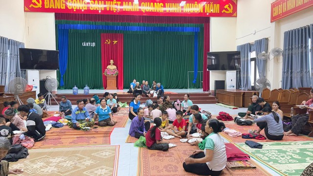 “Phụng sự nhân dân” vượt qua cơn bão lịch sử (2): Lao vào mưa gió, bảo vệ người dân- Ảnh 1. “Phụng sự nhân dân” vượt qua cơn bão lịch sử (2): Lao vào mưa gió, bảo vệ người dân- Ảnh 1.
