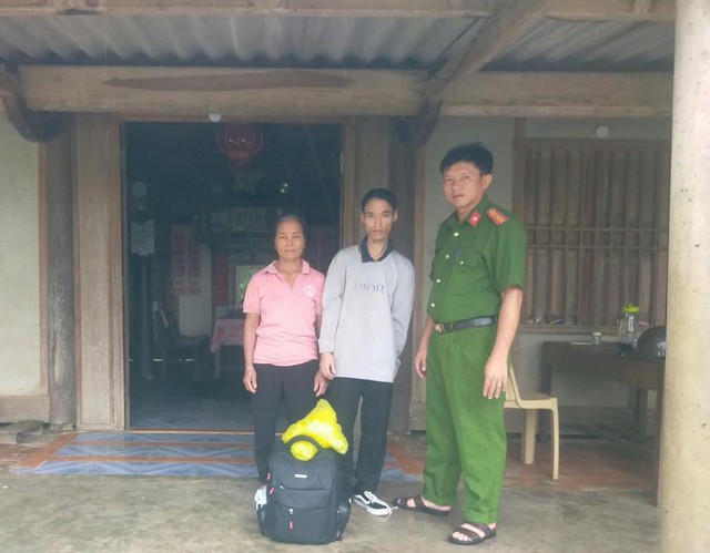 “Phụng sự nhân dân” vượt qua cơn bão lịch sử (2): Lao vào mưa gió, bảo vệ người dân- Ảnh 5. “Phụng sự nhân dân” vượt qua cơn bão lịch sử (2): Lao vào mưa gió, bảo vệ người dân- Ảnh 5.