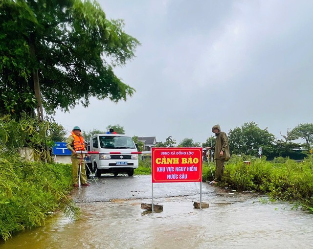“Phụng sự nhân dân” vượt qua cơn bão lịch sử (2): Lao vào mưa gió, bảo vệ người dân- Ảnh 4. “Phụng sự nhân dân” vượt qua cơn bão lịch sử (2): Lao vào mưa gió, bảo vệ người dân- Ảnh 4.