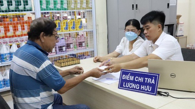 Nhận lương hưu qua tài khoản ngân hàng, có phải đóng thuế thu nhập cá nhân? - Ảnh 1.