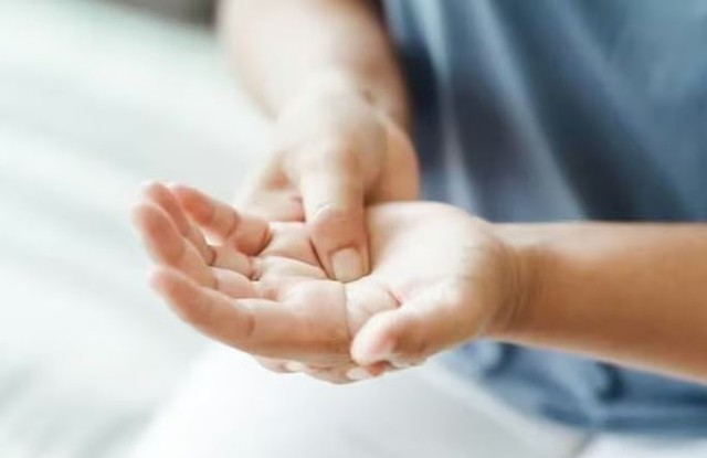 Thấy tay có dấu hiệu này, đi khám thận ngay kẻo "hối không kịp" - Ảnh 1.