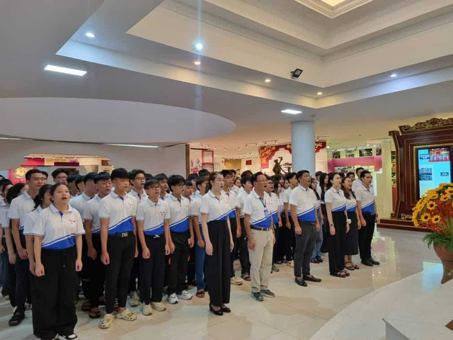 Một trường cấp 3 ở Huế cho học sinh đi xem miễn phí phim “Mưa đỏ”- Ảnh 3. Một trường cấp 3 ở Huế cho học sinh đi xem miễn phí phim “Mưa đỏ”- Ảnh 3.