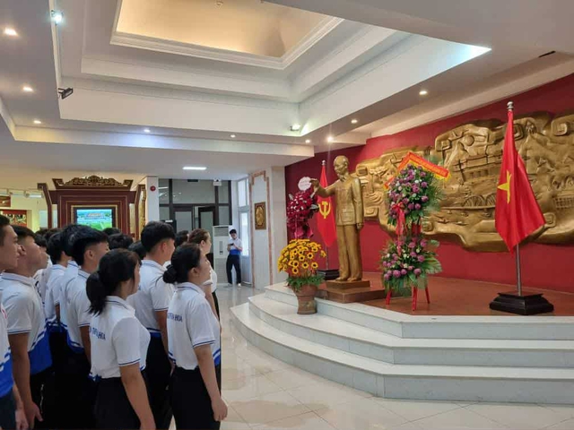 Một trường cấp 3 ở Huế cho học sinh đi xem miễn phí phim “Mưa đỏ”- Ảnh 2. Một trường cấp 3 ở Huế cho học sinh đi xem miễn phí phim “Mưa đỏ”- Ảnh 2.