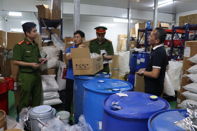 Khởi tố 2 giám đốc sản xuất, buôn bán thực phẩm chức năng giả quy mô lớn- Ảnh 2. Khởi tố 2 giám đốc sản xuất, buôn bán thực phẩm chức năng giả quy mô lớn- Ảnh 2.