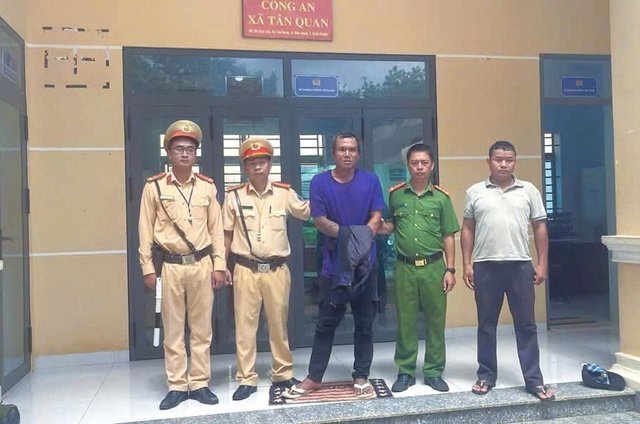 Bắt giữ đối tượng truy nã khi va trạm giao thông - Ảnh 1.