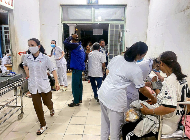 Đi ăn tiệc tân gia, hơn 120 người nghi ngộ độc - Ảnh 1.