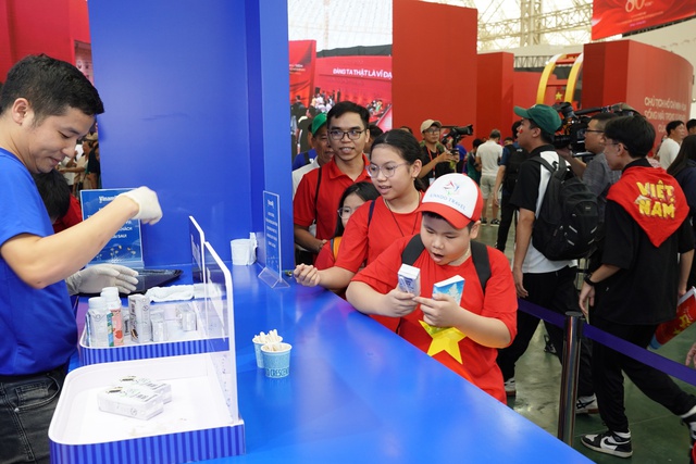 Người dân thích thú trải nghiệm không gian trưng bày của Vinamilk tại Triển lãm thành tựu đất nước 80 năm - Ảnh 5.