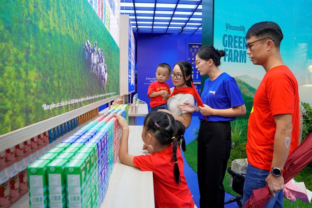 Người dân thích thú trải nghiệm không gian trưng bày của Vinamilk tại Triển lãm thành tựu đất nước 80 năm - Ảnh 6.