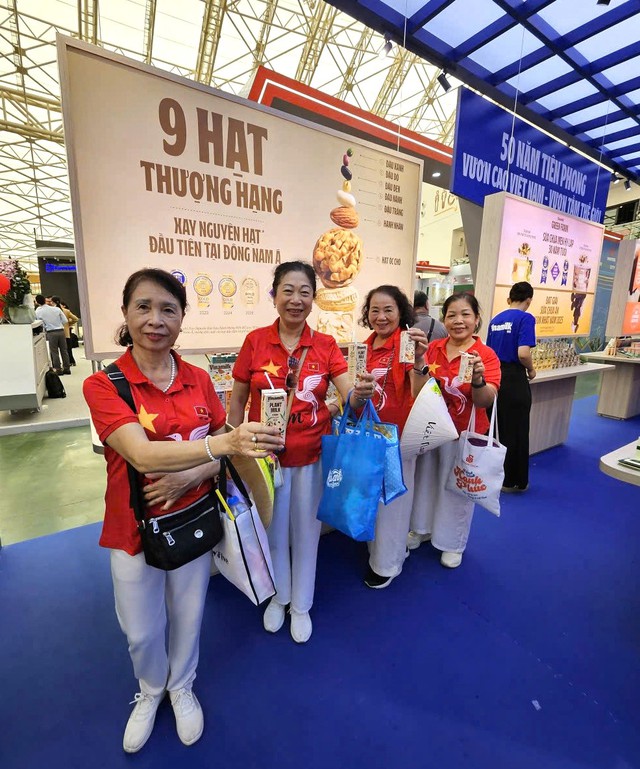 Người dân thích thú trải nghiệm không gian trưng bày của Vinamilk tại Triển lãm thành tựu đất nước 80 năm - Ảnh 9.