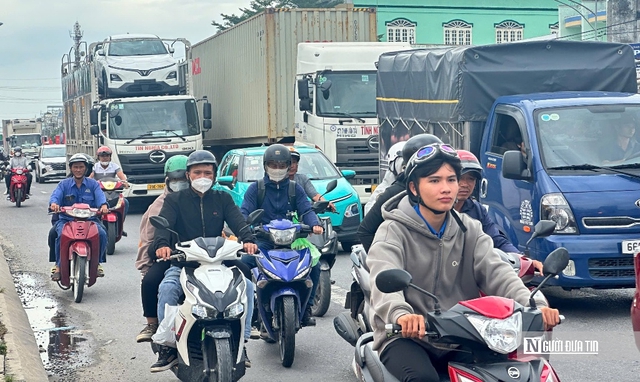 CSGT nỗ lực giữ an toàn dịp lễ 2/9, hình ảnh đẹp từ “Trạm dừng chân nghĩa tình” - Ảnh 1.