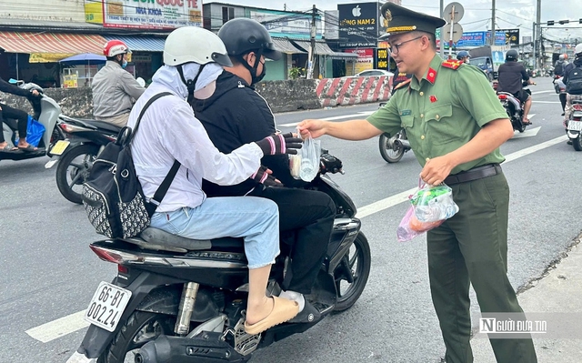 CSGT nỗ lực giữ an toàn dịp lễ 2/9, hình ảnh đẹp từ “Trạm dừng chân nghĩa tình” - Ảnh 4.