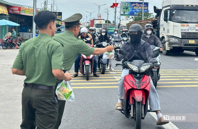 CSGT nỗ lực giữ an toàn dịp lễ 2/9, hình ảnh đẹp từ “Trạm dừng chân nghĩa tình” - Ảnh 6.