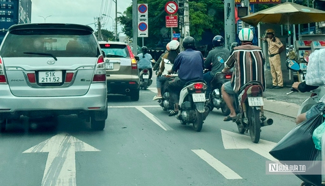 CSGT nỗ lực giữ an toàn dịp lễ 2/9, hình ảnh đẹp từ “Trạm dừng chân nghĩa tình” - Ảnh 3.