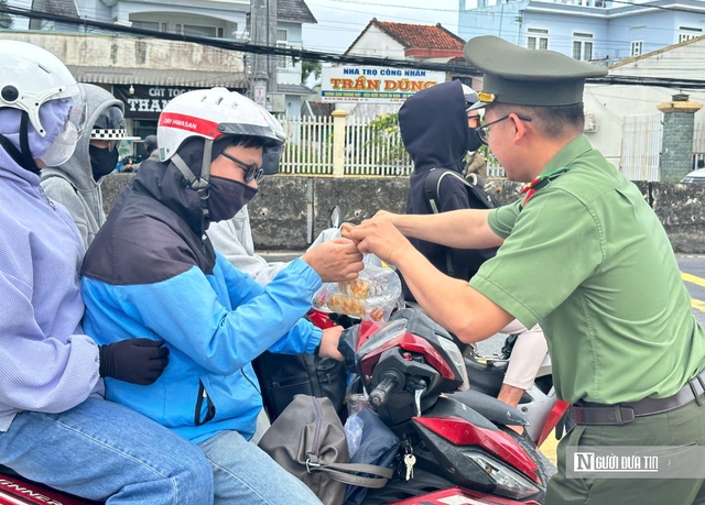 CSGT nỗ lực giữ an toàn dịp lễ 2/9, hình ảnh đẹp từ “Trạm dừng chân nghĩa tình” - Ảnh 5.